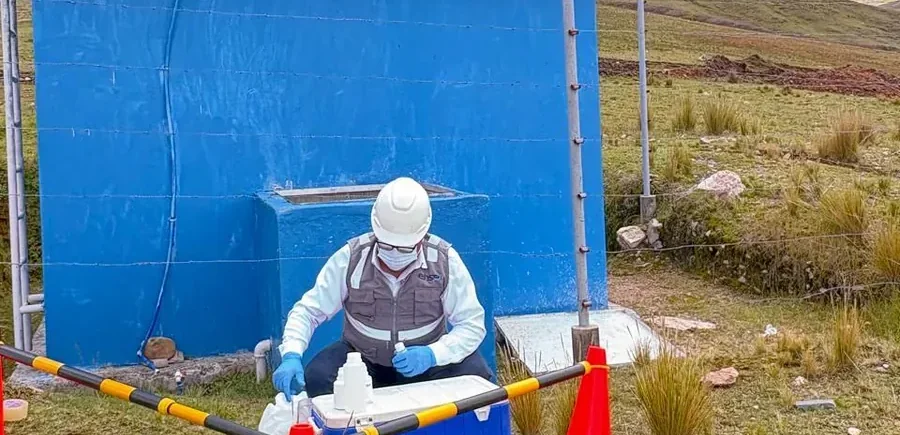 Profesional de EINSER junto a una caseta azul de captación de agua