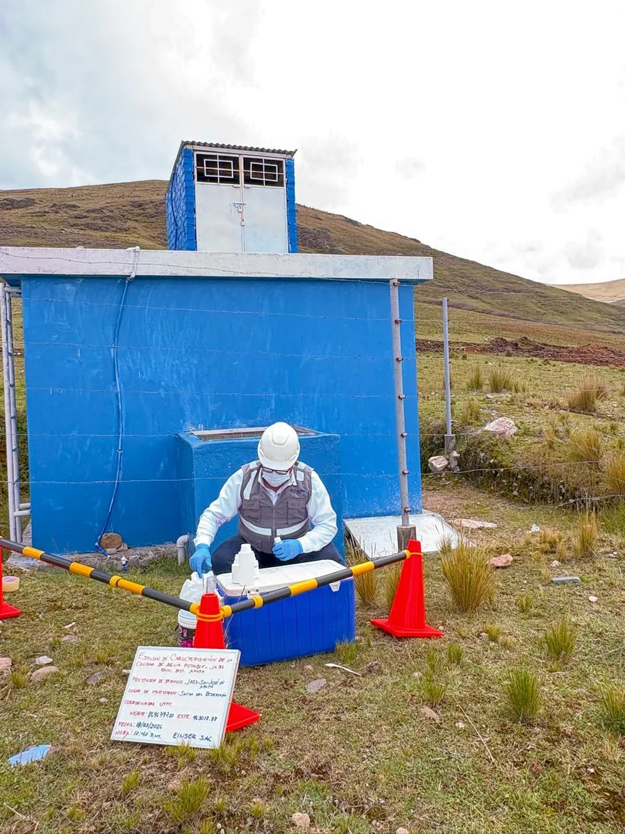 Profesional de EINSER junto a una caseta azul de captación de agua