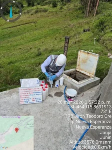Profesional de EINSER junto a una caseta azul en zona de cerros