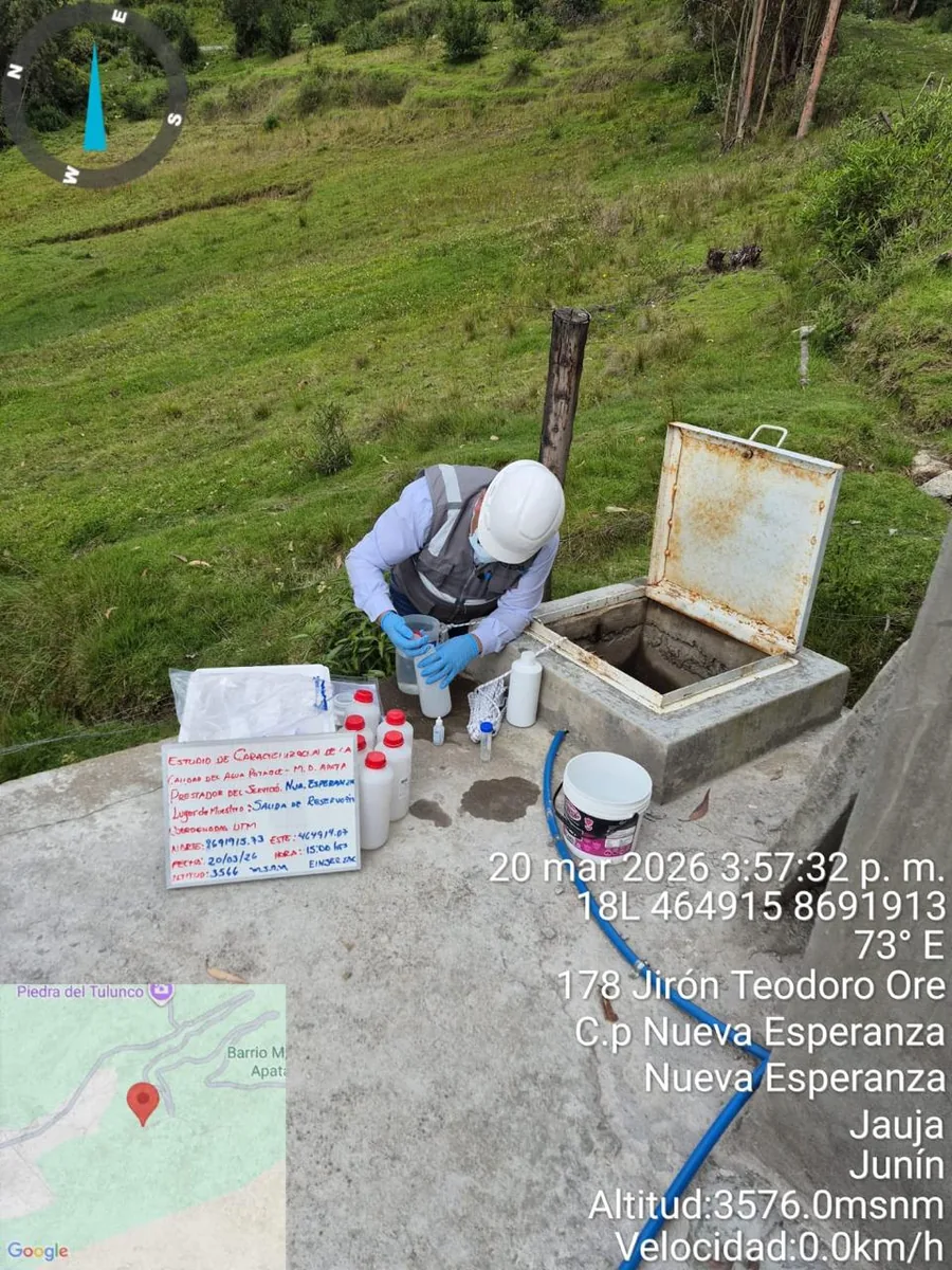 Profesional de EINSER junto a una caseta azul en zona de cerros