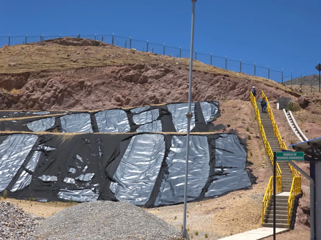 Poza revestida con geomembrana en una obra de saneamiento