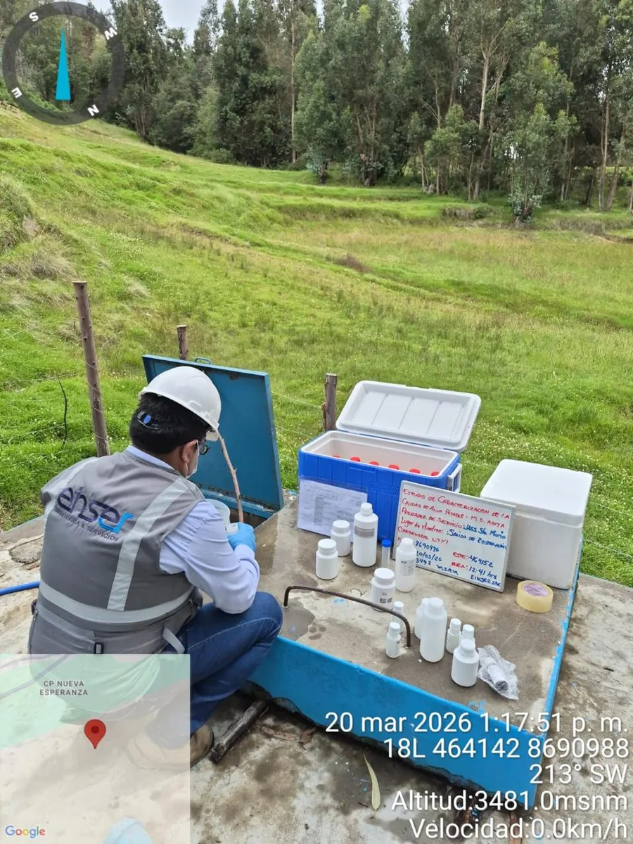 Profesional de EINSER preparando frascos de muestras de agua