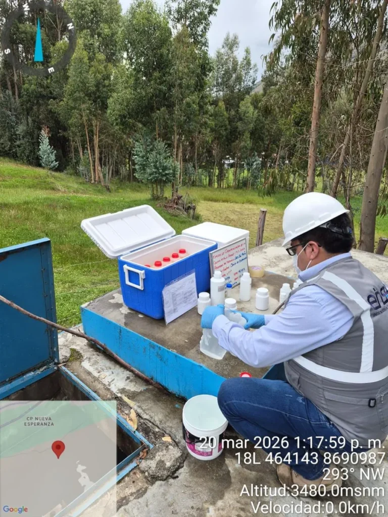 Profesional con chaleco tomando muestras de agua en campo