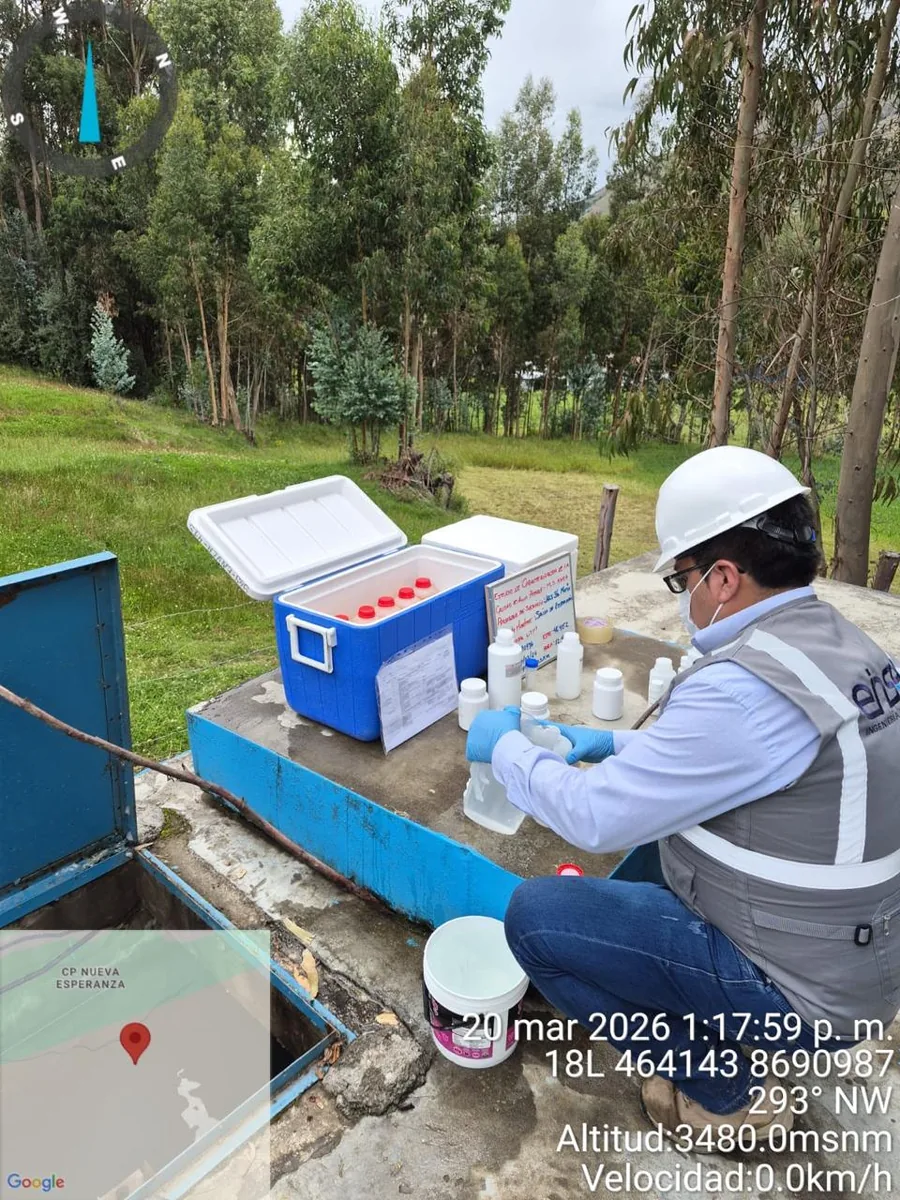 Profesional con chaleco tomando muestras de agua en campo