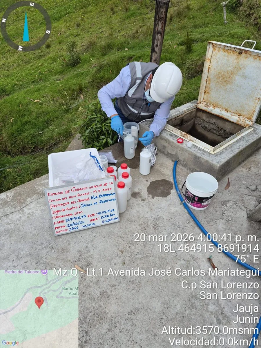 Profesional tomando una muestra de agua en un buzón