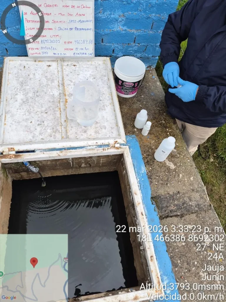 Profesional tomando muestras de agua de un tanque