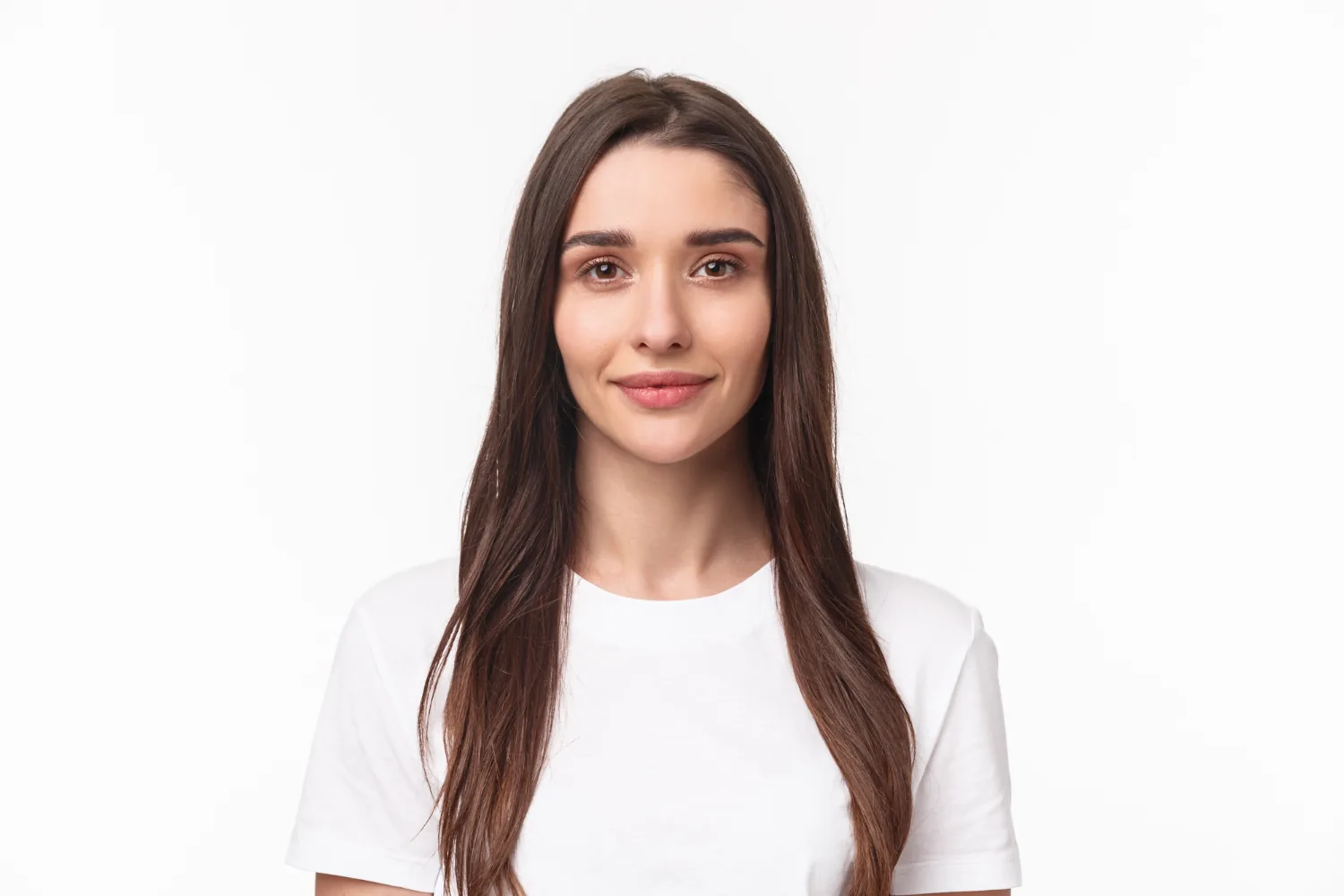 Retrato de una profesional con camiseta blanca